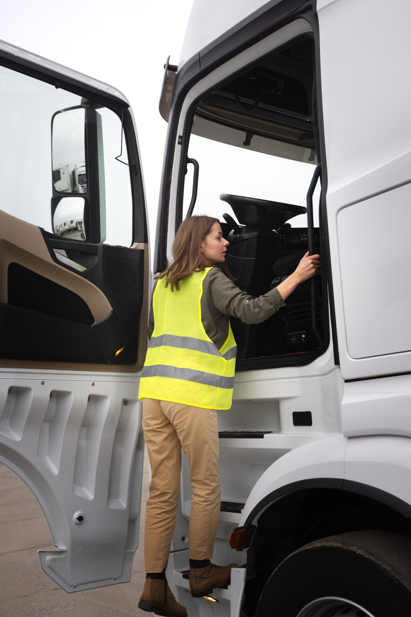 camion de transporte en Orihuela aparcada en zona industrial
